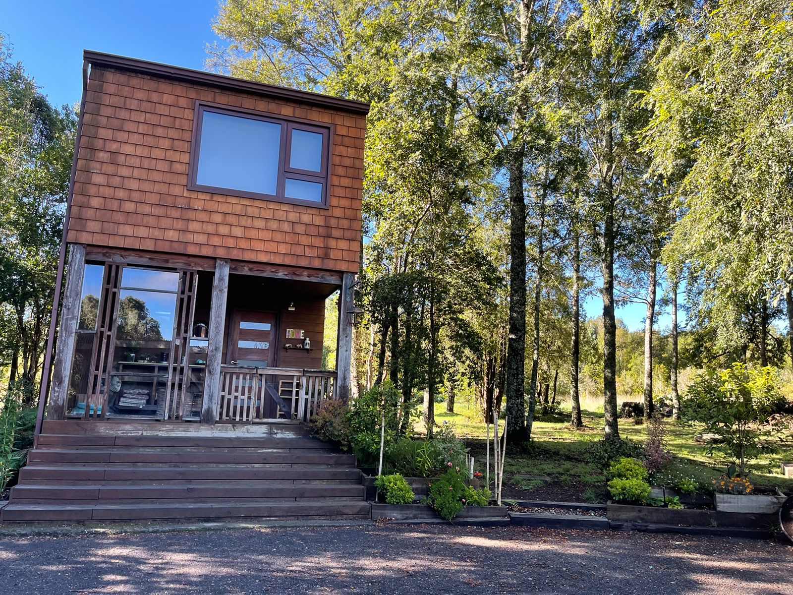 Acogedora casa en parcela de ensueño, con encantadores espacios, riachuelo, bosque  y jardines