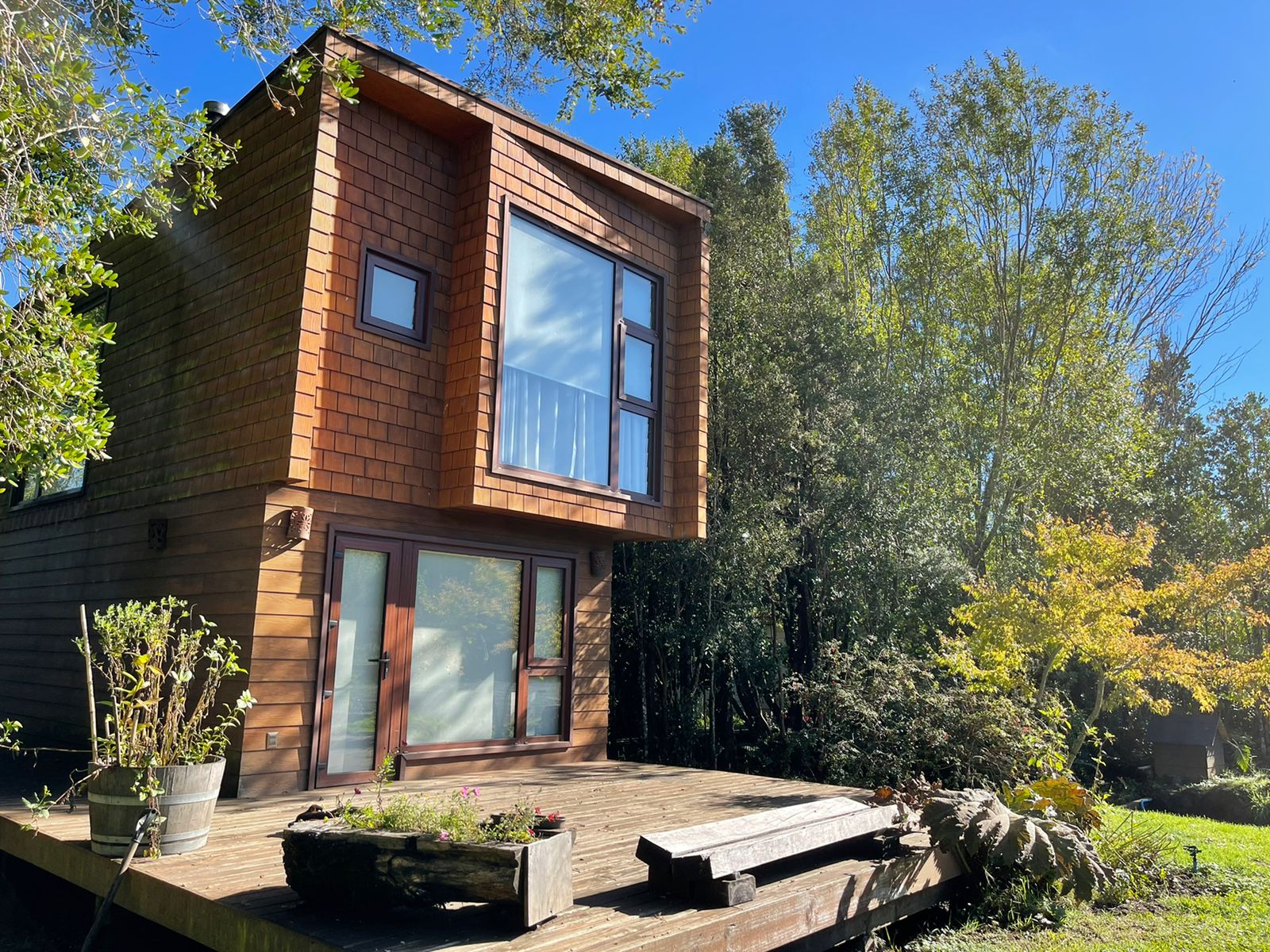 Acogedora casa en parcela de ensueño, con encantadores espacios, riachuelo, bosque  y jardines
