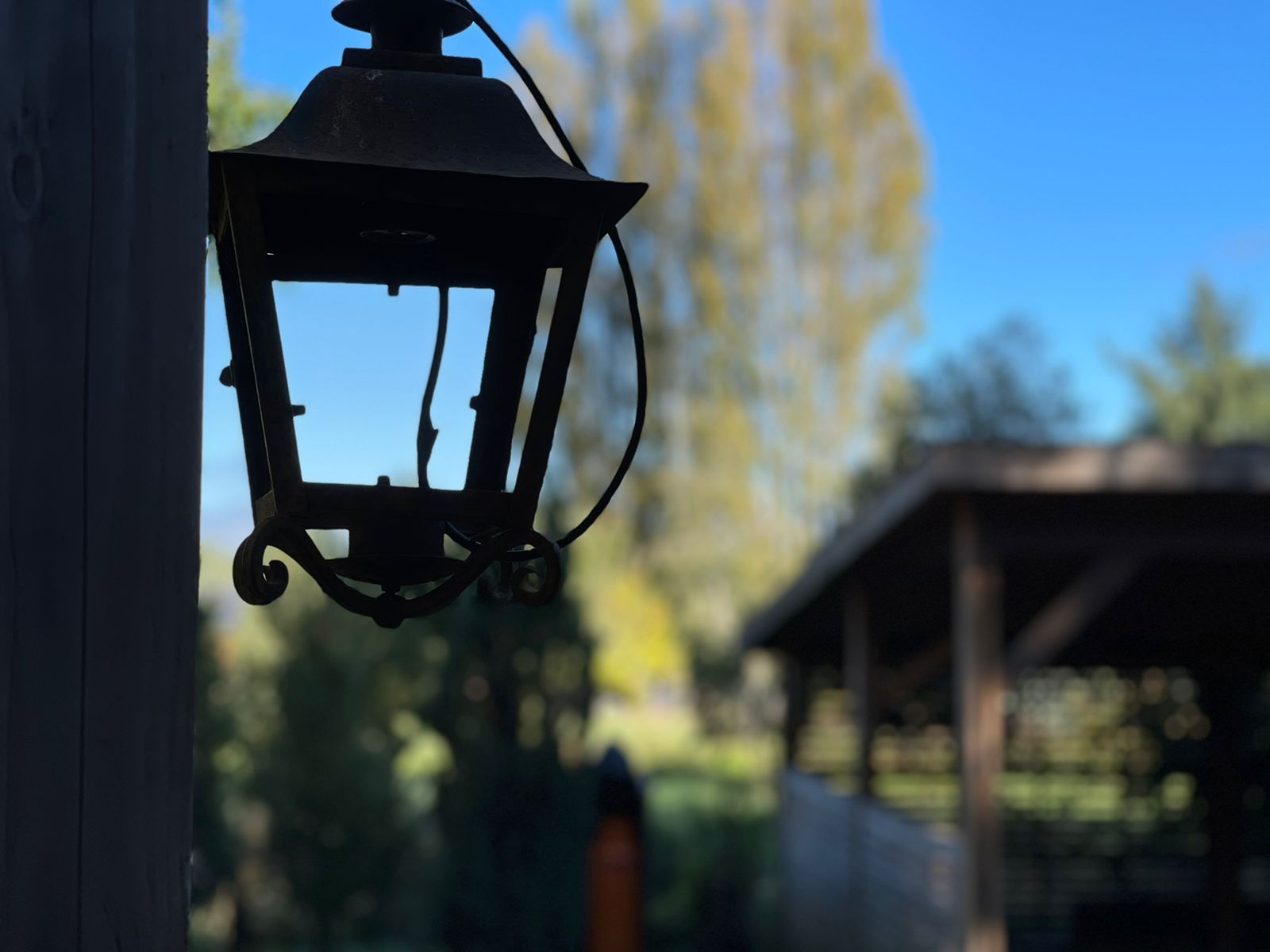 Acogedora casa en parcela de ensueño, con encantadores espacios, riachuelo, bosque  y jardines