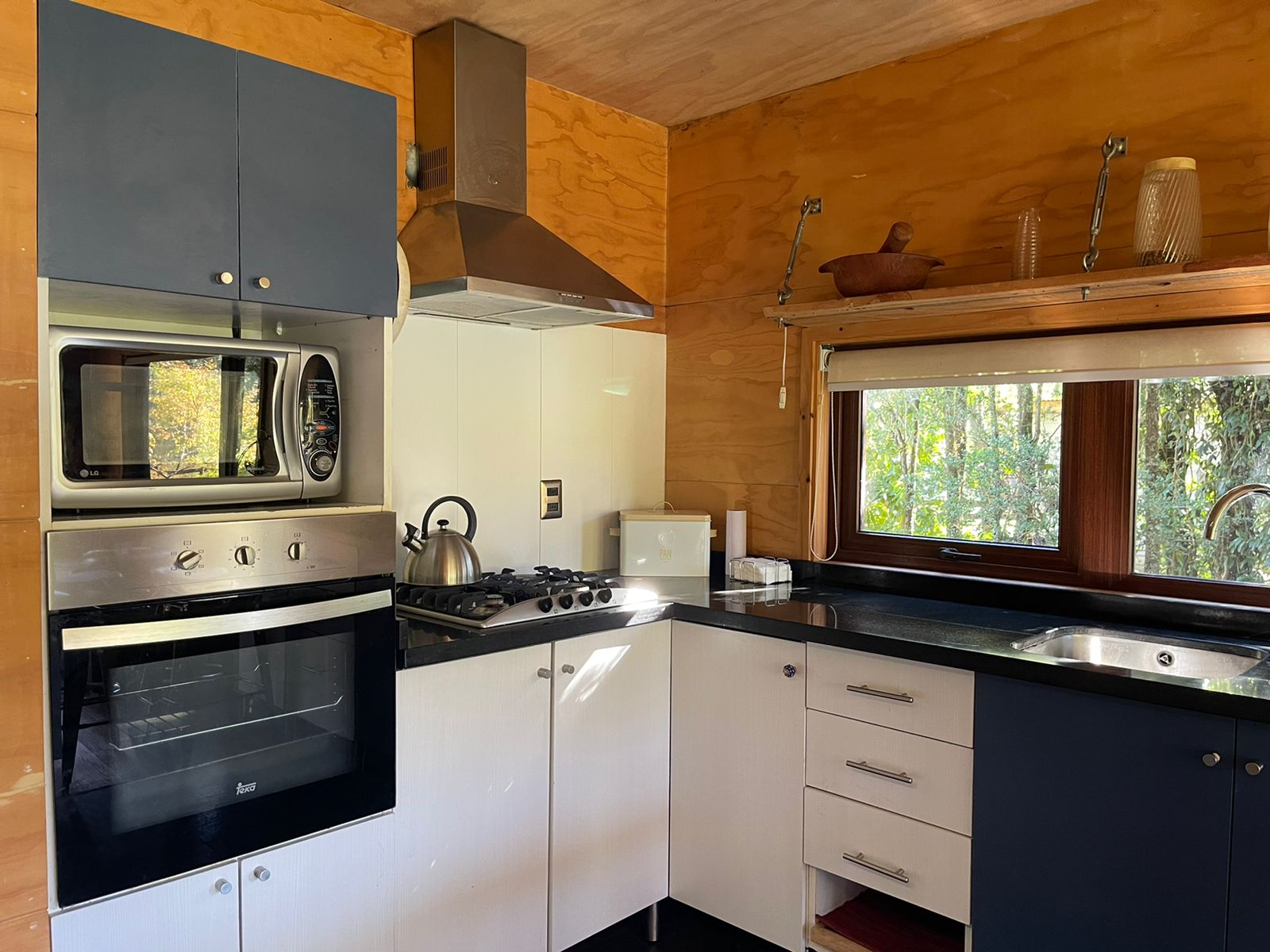Acogedora casa en parcela de ensueño, con encantadores espacios, riachuelo, bosque  y jardines
