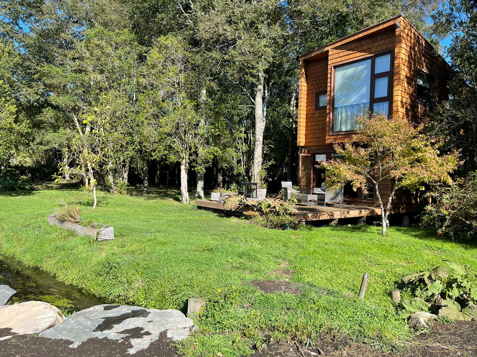 Acogedora casa en parcela de ensueño, con encantadores espacios, riachuelo, bosque  y jardines