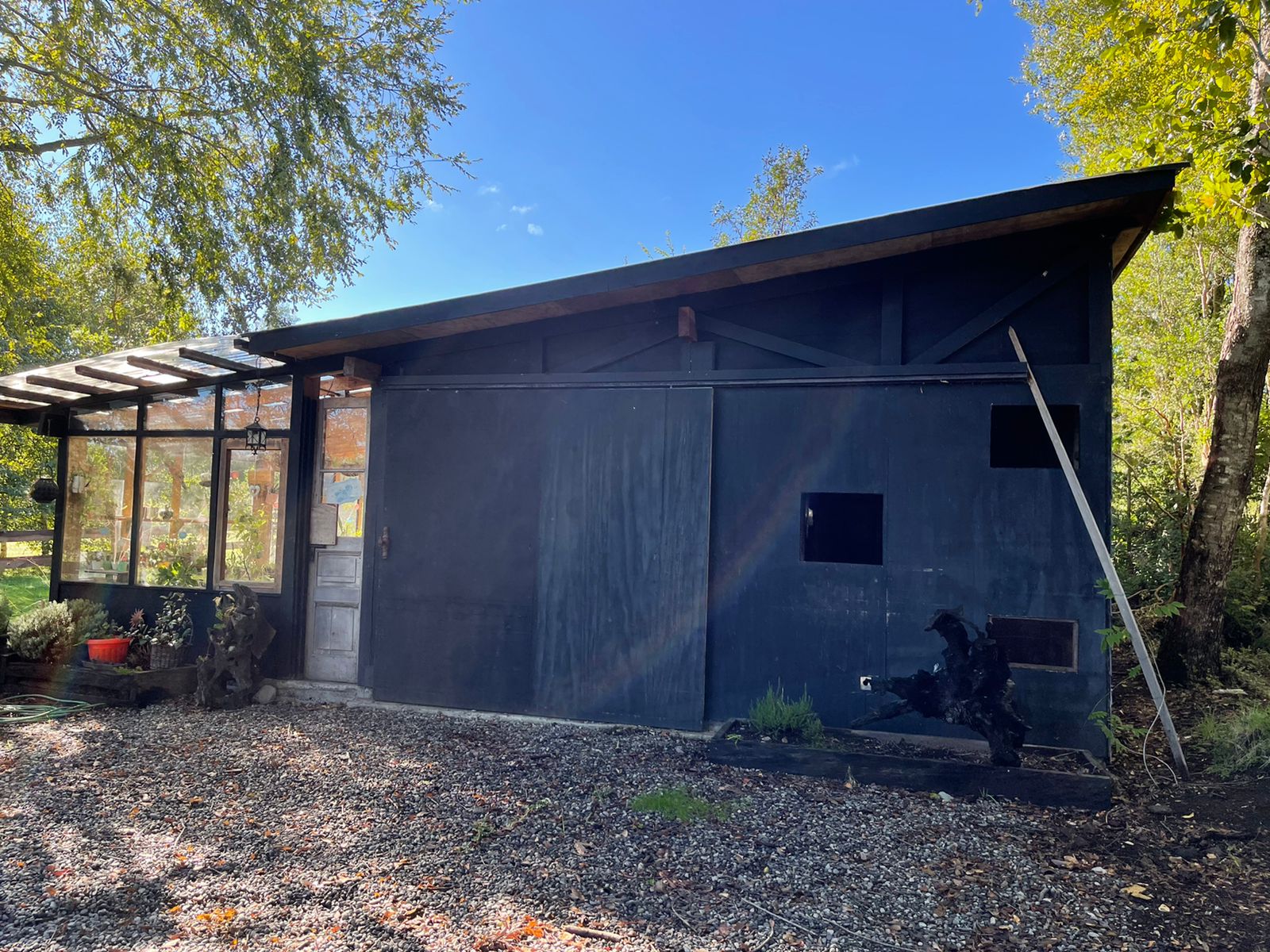 Acogedora casa en parcela de ensueño, con encantadores espacios, riachuelo, bosque  y jardines