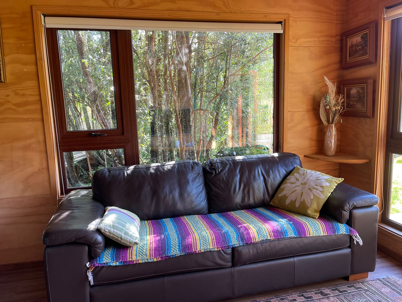 Acogedora casa en parcela de ensueño, con encantadores espacios, riachuelo, bosque  y jardines