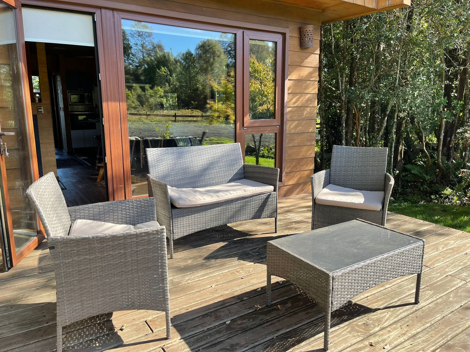 Acogedora casa en parcela de ensueño, con encantadores espacios, riachuelo, bosque  y jardines