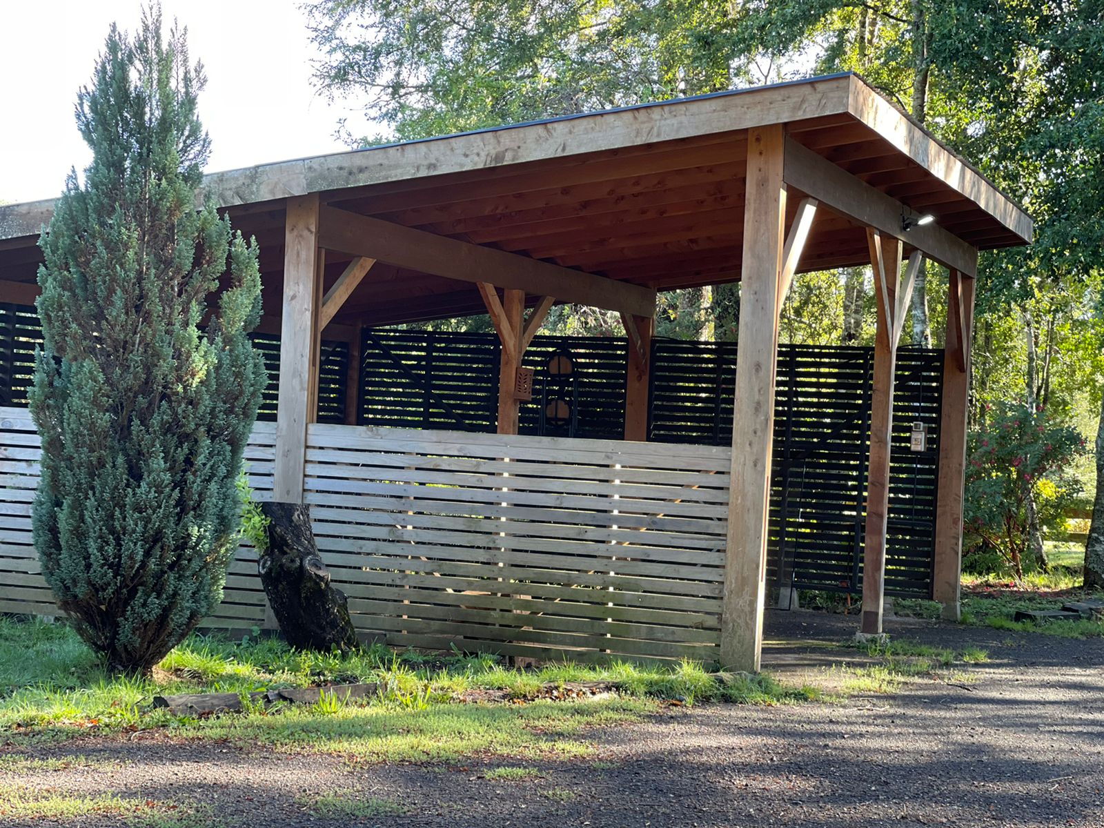 Acogedora casa en parcela de ensueño, con encantadores espacios, riachuelo, bosque  y jardines