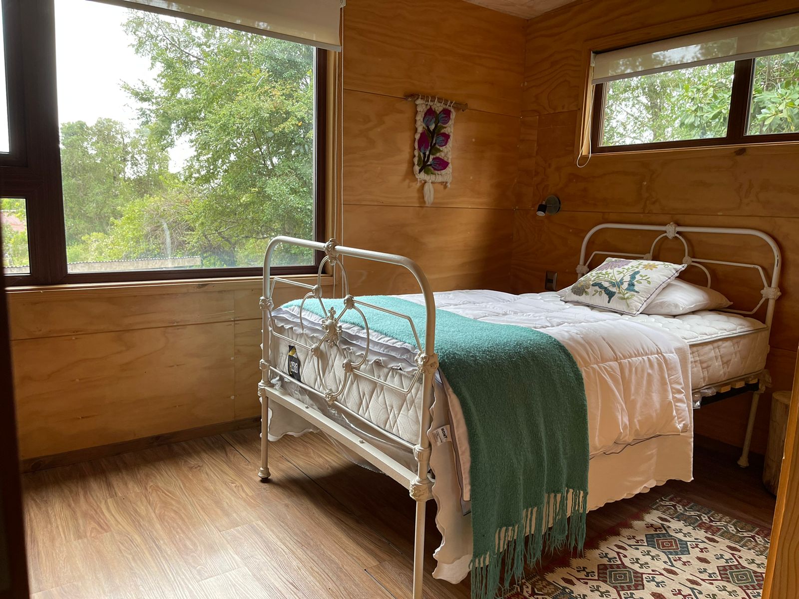 Acogedora casa en parcela de ensueño, con encantadores espacios, riachuelo, bosque  y jardines