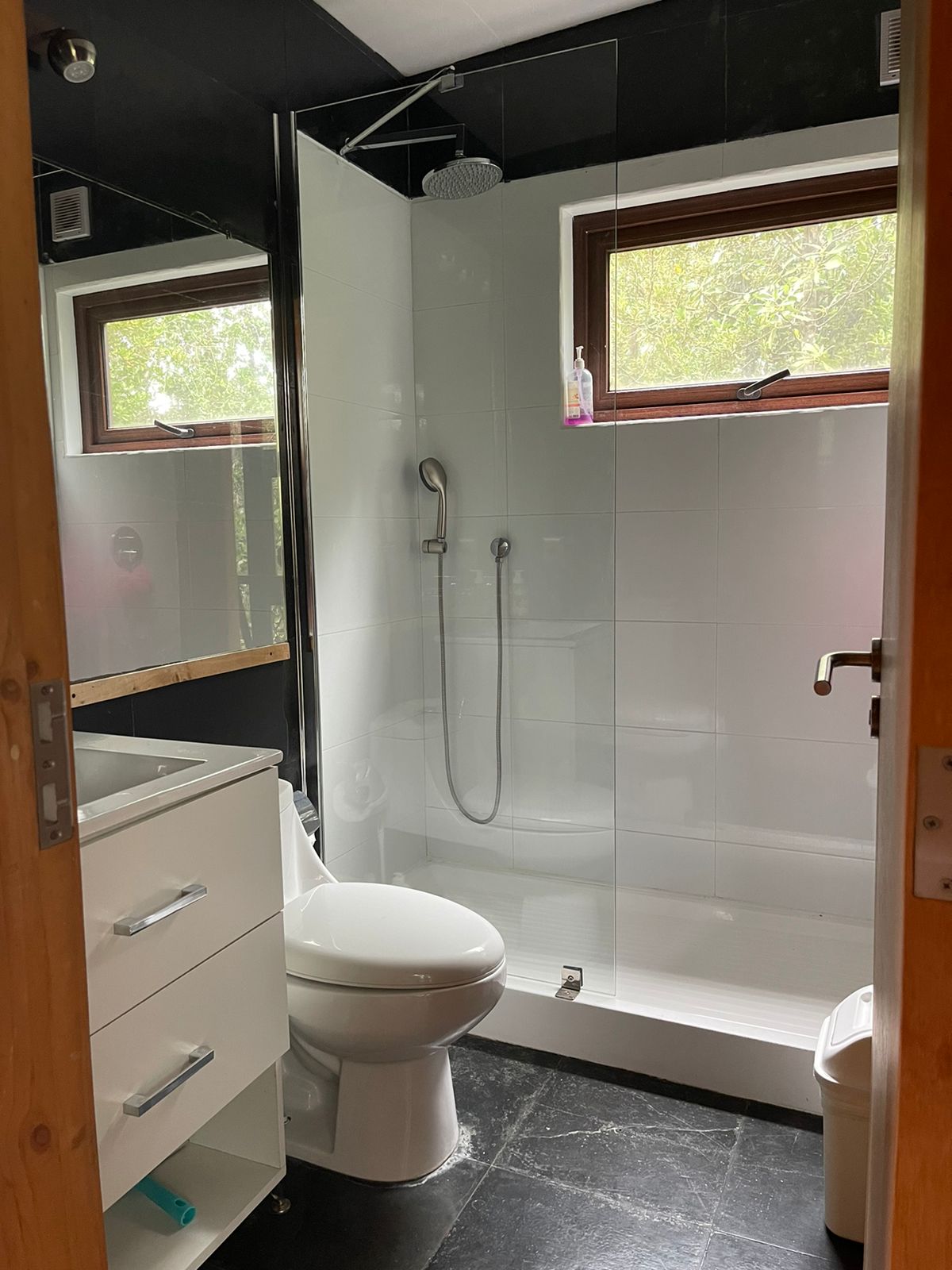 Acogedora casa en parcela de ensueño, con encantadores espacios, riachuelo, bosque  y jardines
