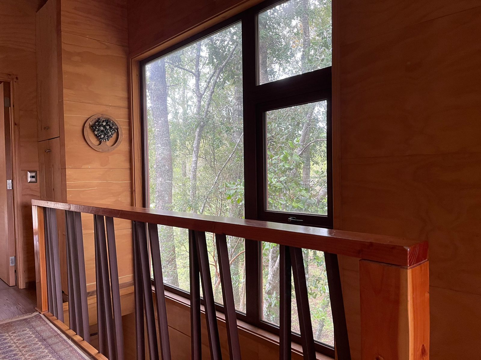 Acogedora casa en parcela de ensueño, con encantadores espacios, riachuelo, bosque  y jardines
