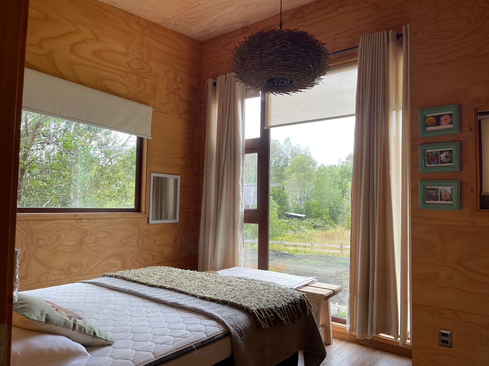 Acogedora casa en parcela de ensueño, con encantadores espacios, riachuelo, bosque  y jardines
