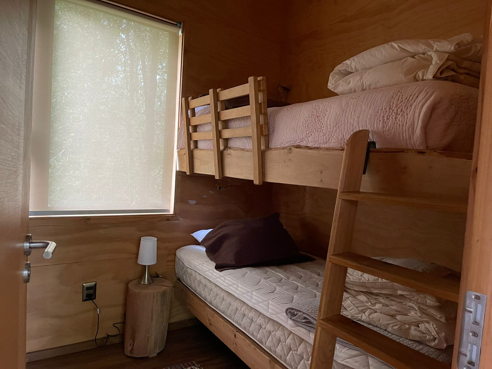 Acogedora casa en parcela de ensueño, con encantadores espacios, riachuelo, bosque  y jardines