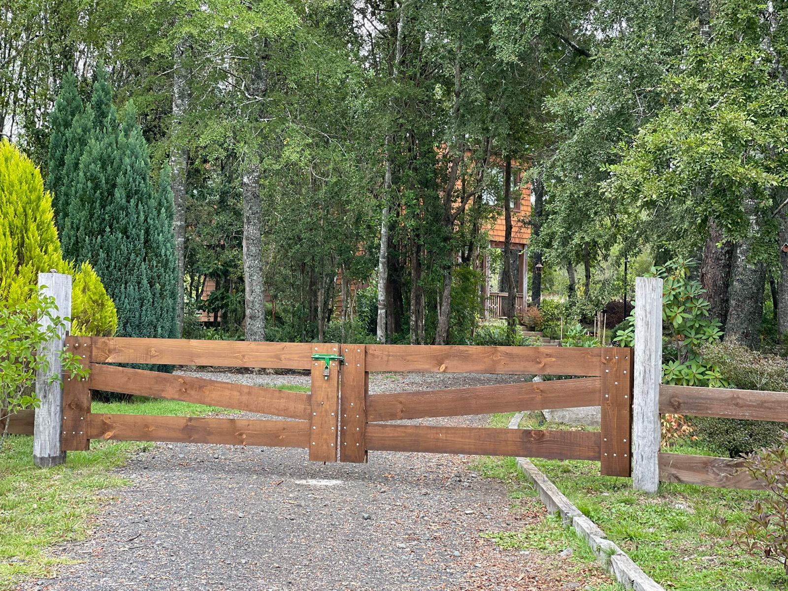 Acogedora casa en parcela de ensueño, con encantadores espacios, riachuelo, bosque  y jardines