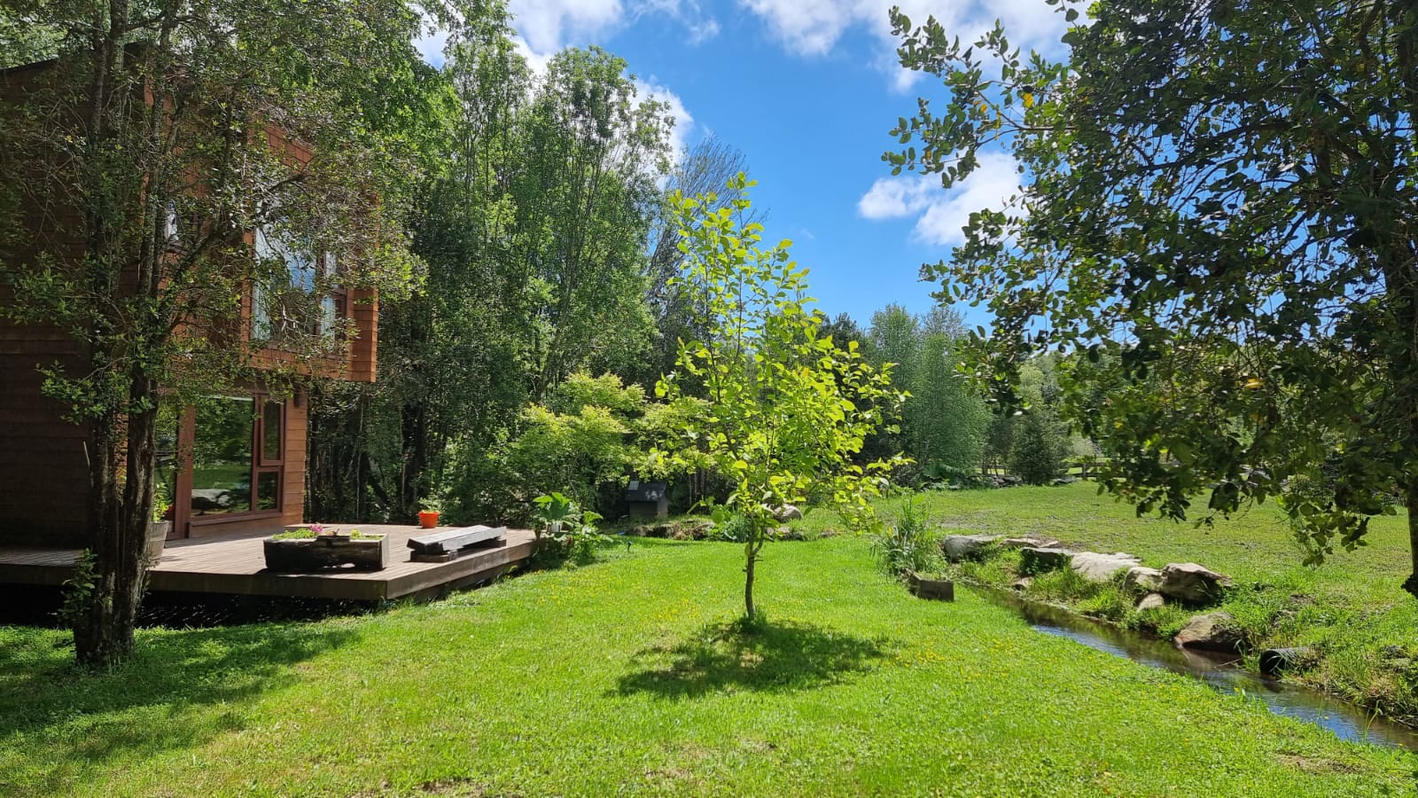 Acogedora casa en parcela de ensueño, con encantadores espacios, riachuelo, bosque  y jardines