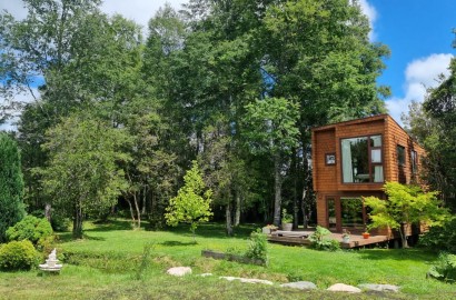 Acogedora casa en parcela de ensueño, con encantadores espacios, riachuelo, bosque  y jardines