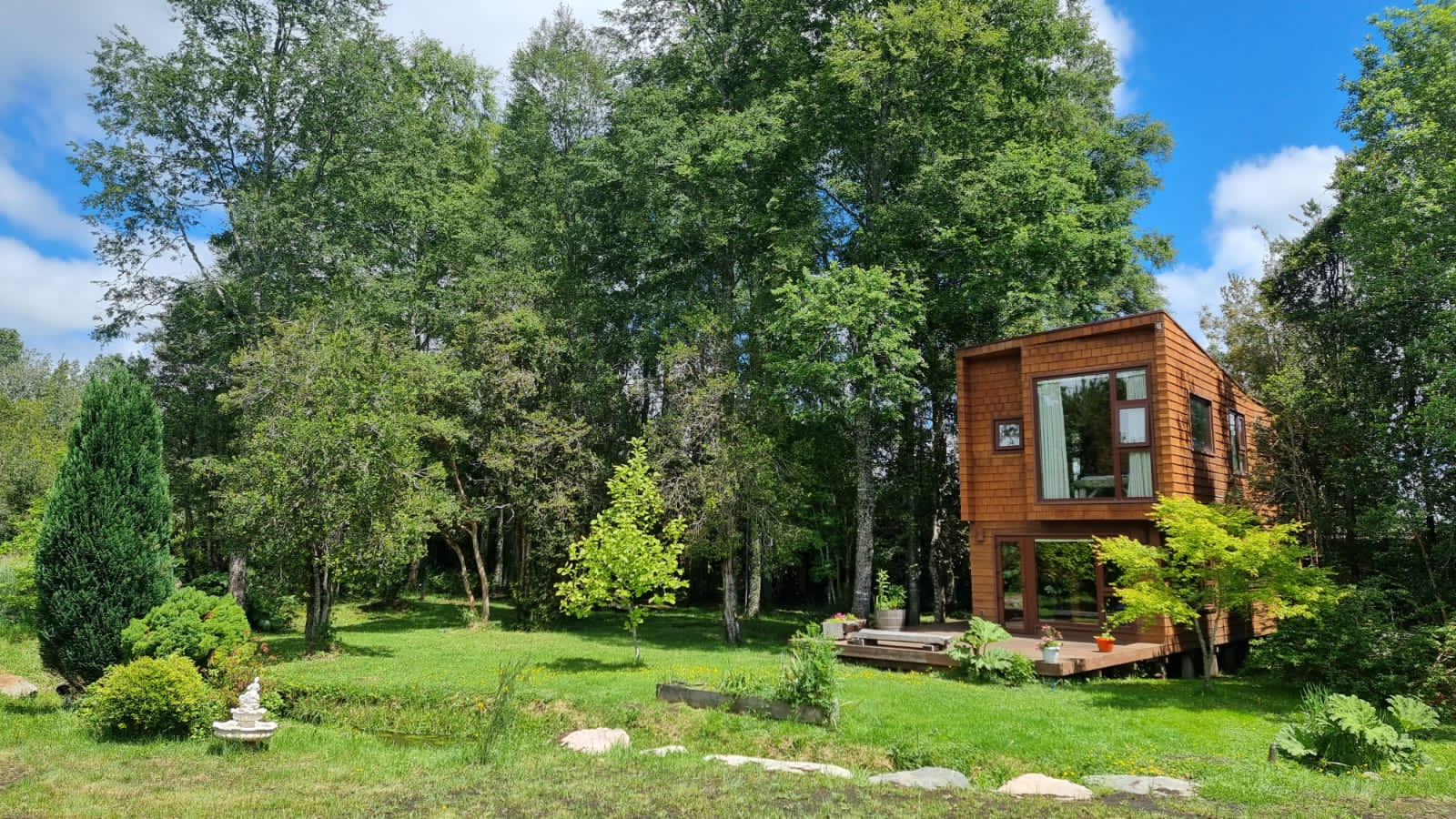 Acogedora casa en parcela de ensueño, con encantadores espacios, riachuelo, bosque  y jardines
