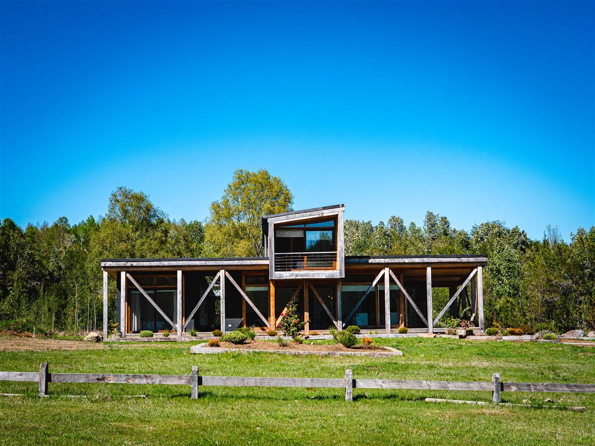 Moderna Casa con maravillosa vista al volcán, entre Pucón y Villarrica