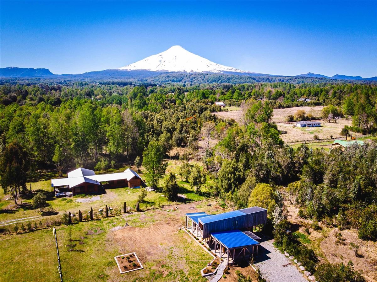 Moderna Casa con maravillosa vista al volcán, entre Pucón y Villarrica
