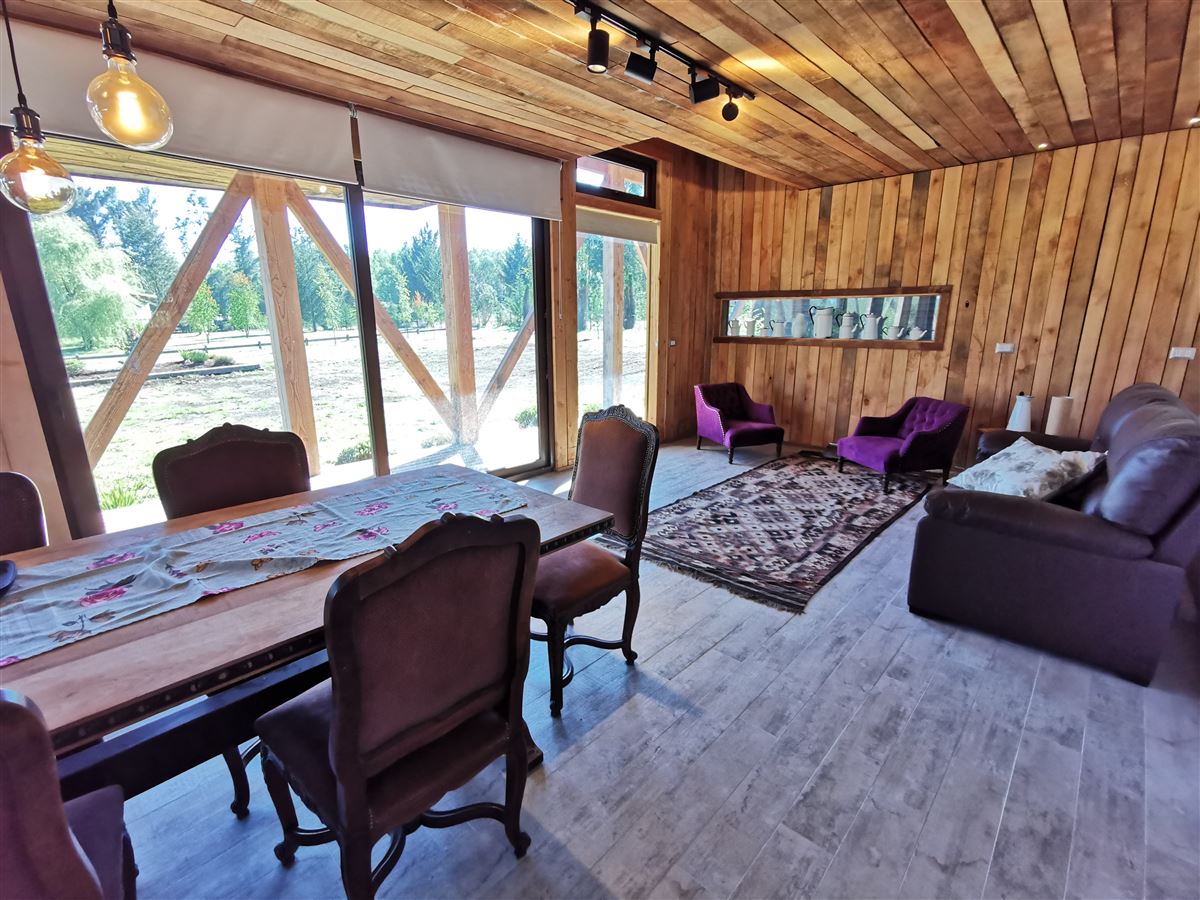Moderna Casa con maravillosa vista al volcán, entre Pucón y Villarrica