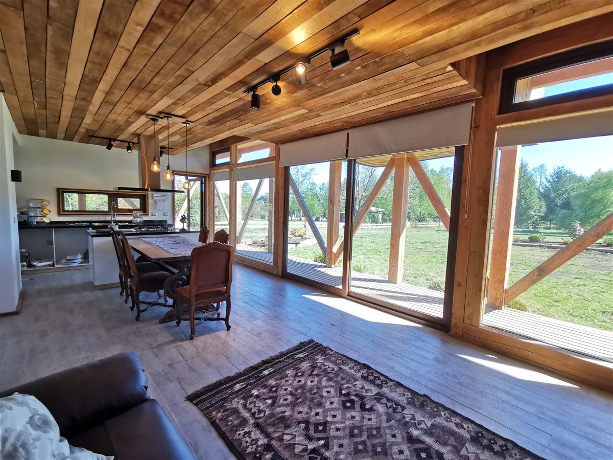 Moderna Casa con maravillosa vista al volcán, entre Pucón y Villarrica